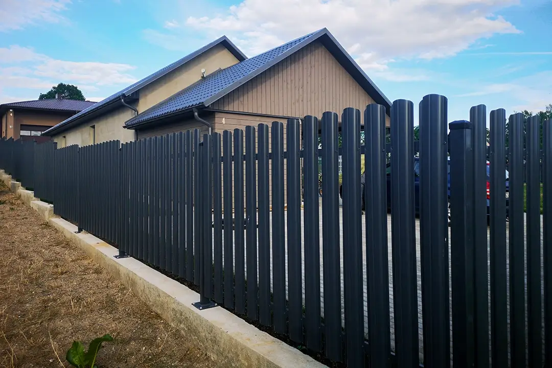 Horizontaliu-tvoralenciu-stakietu-skardine-tvora-Metallum-Novum-04 - Metallum Novum