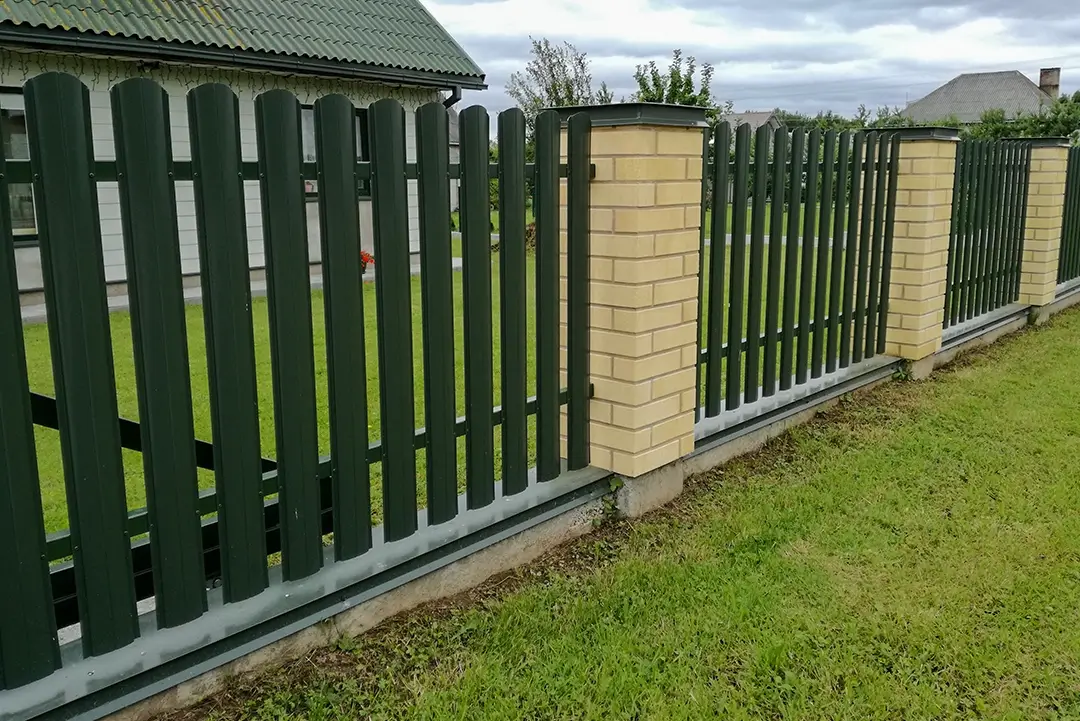 Horizontaliu-tvoralenciu-stakietu-skardine-tvora-Metallum-Novum-05 - Metallum Novum