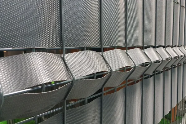 Премиум-пластиковая заборная лента для сегментных заборов-Metallum-Novum-08
